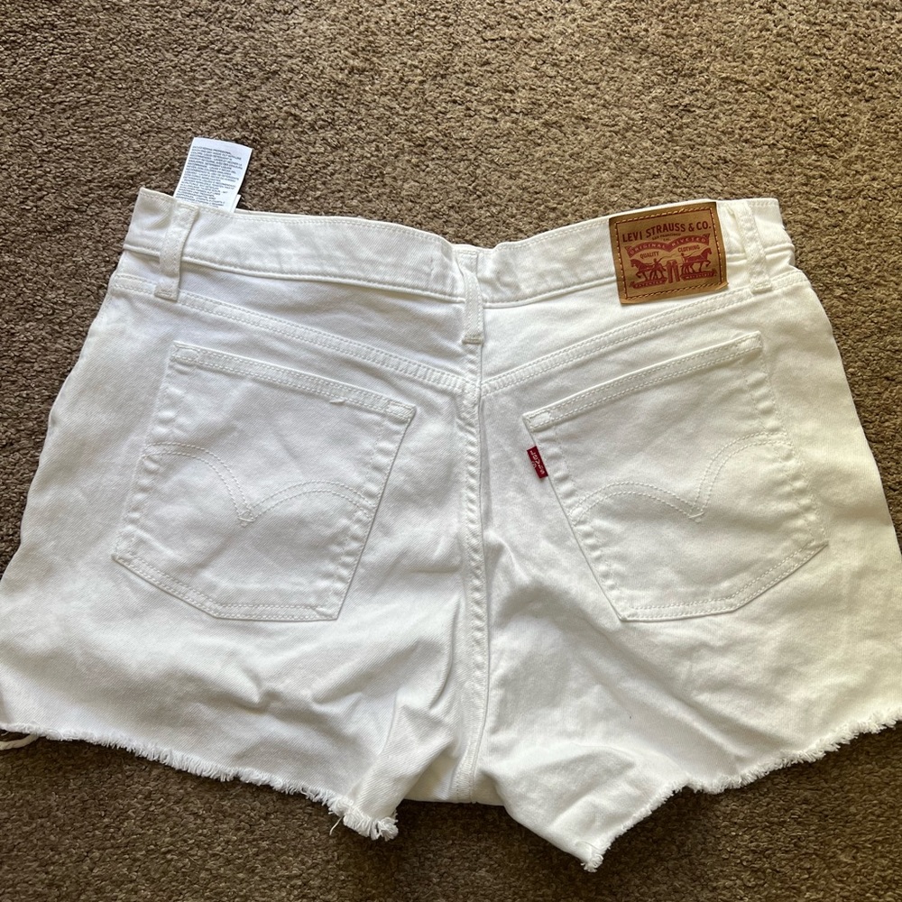 BNWOT - Levi’s high rise shortie Size 33